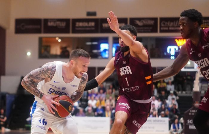 Crocs sortis face aux Sharks